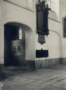 206913 Afbeelding van het gildebord en de broodtafel van het smedengilde in de Buurkerk te Utrecht.